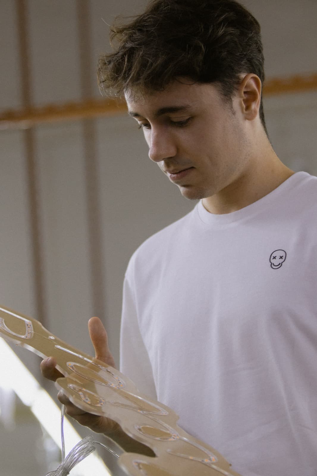 Pose et contrôle du câble silicone sur la plaque, à la main