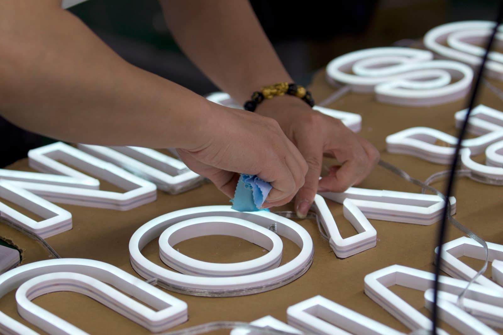 Pose des lettres néon à la main
