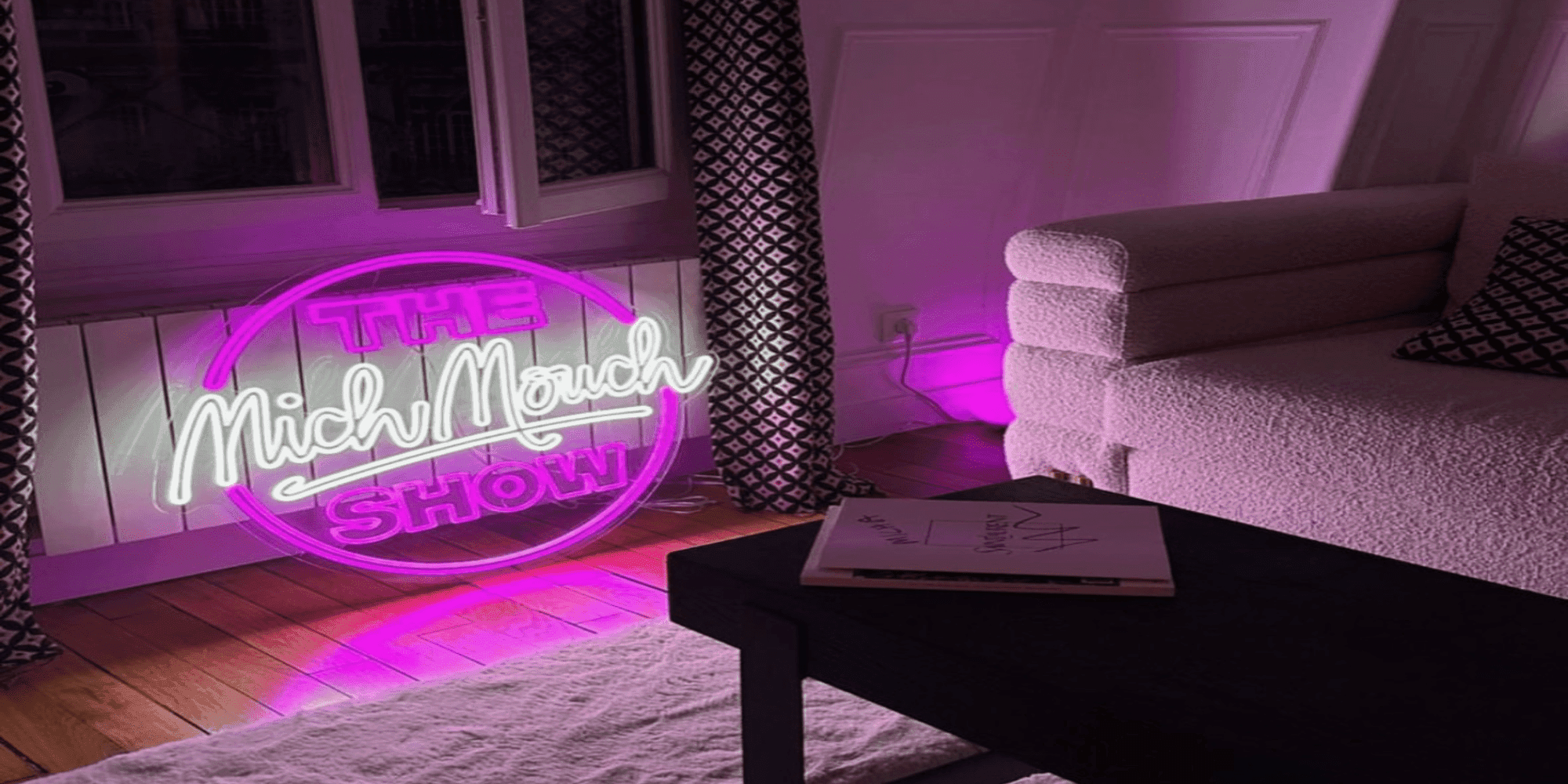 Enseigne néon rose du plateau The MichMouch Show