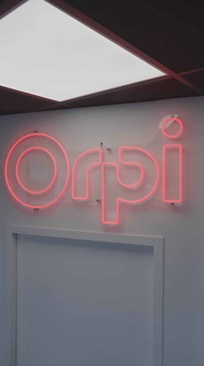 Logo néon rose Orpi en agence