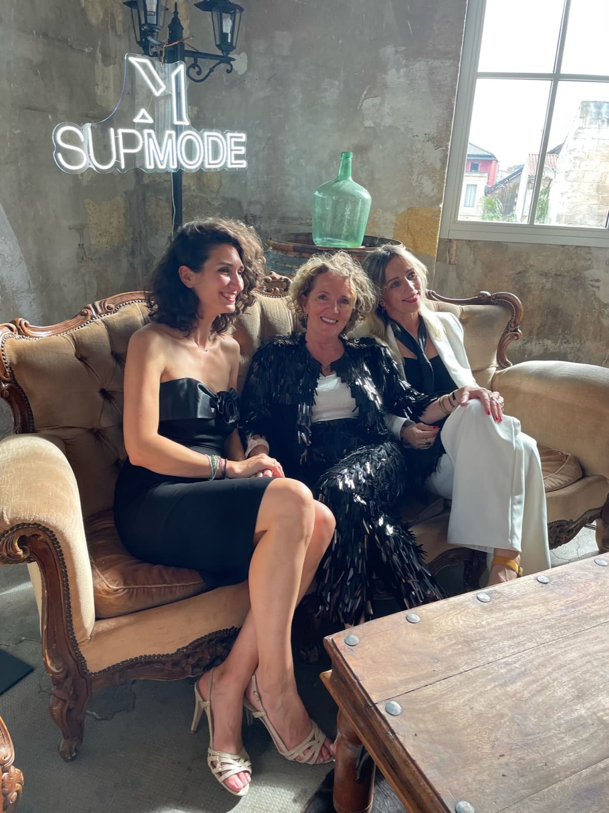 Logo néon SUPMODE dans le showroom