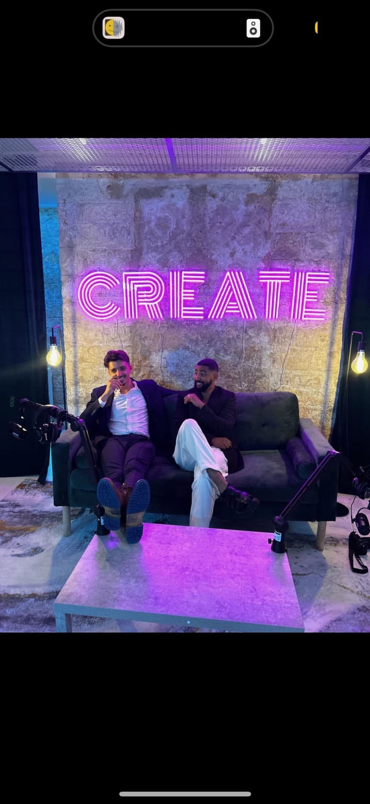 Néon rose CREATE en studio podcast