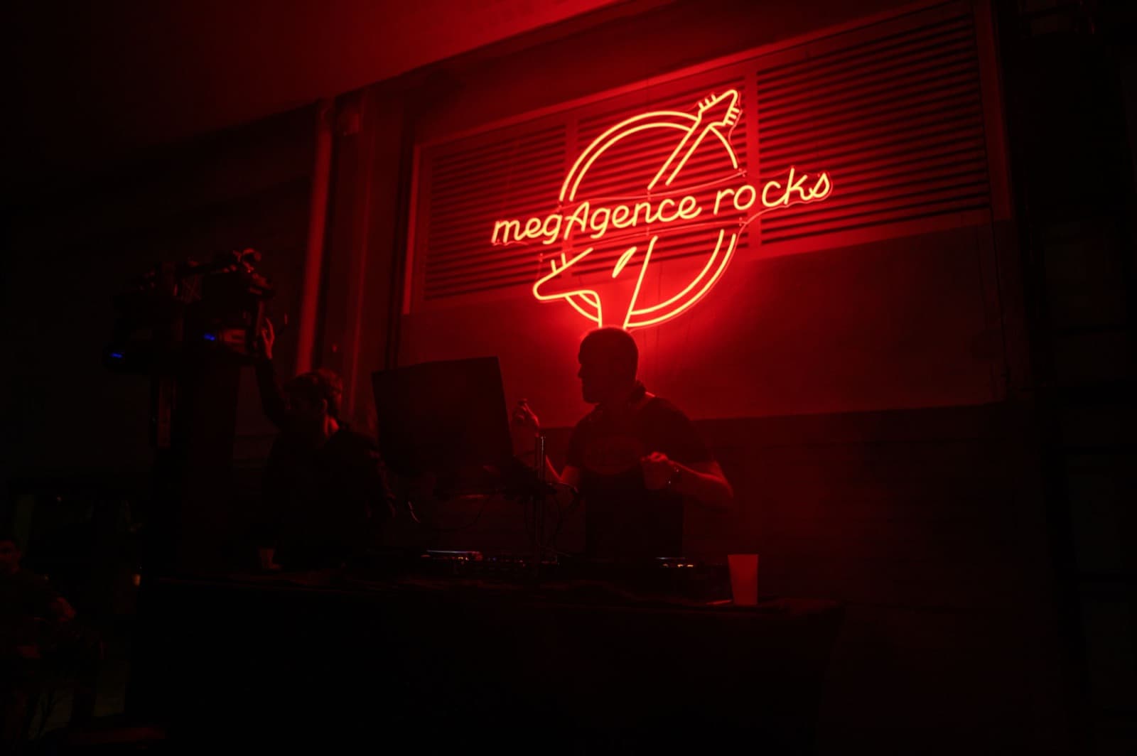 Néon rouge megAgence rocks sur un DJ set d'entreprise