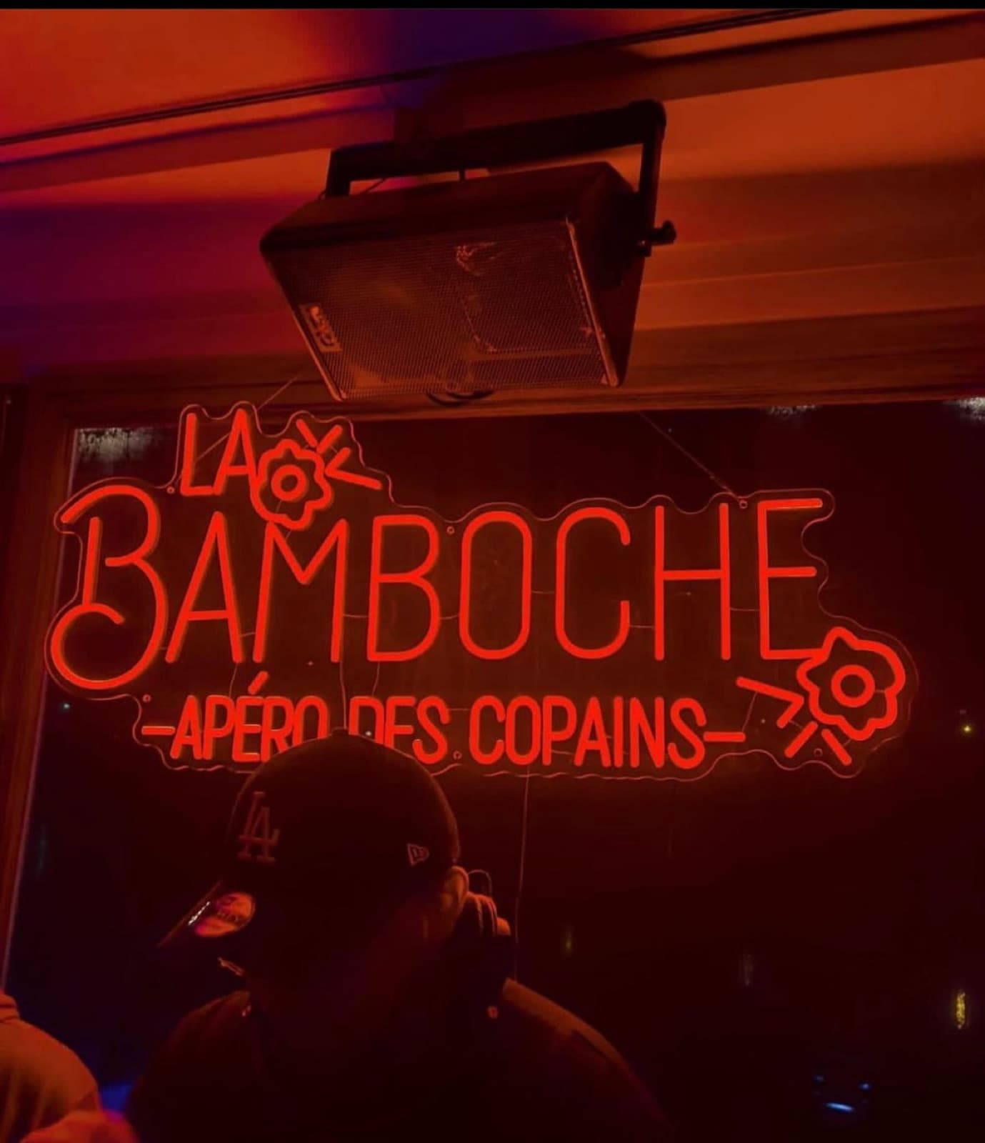 Néon rouge La Bamboche, l'apéro des copains, au-dessus du bar
