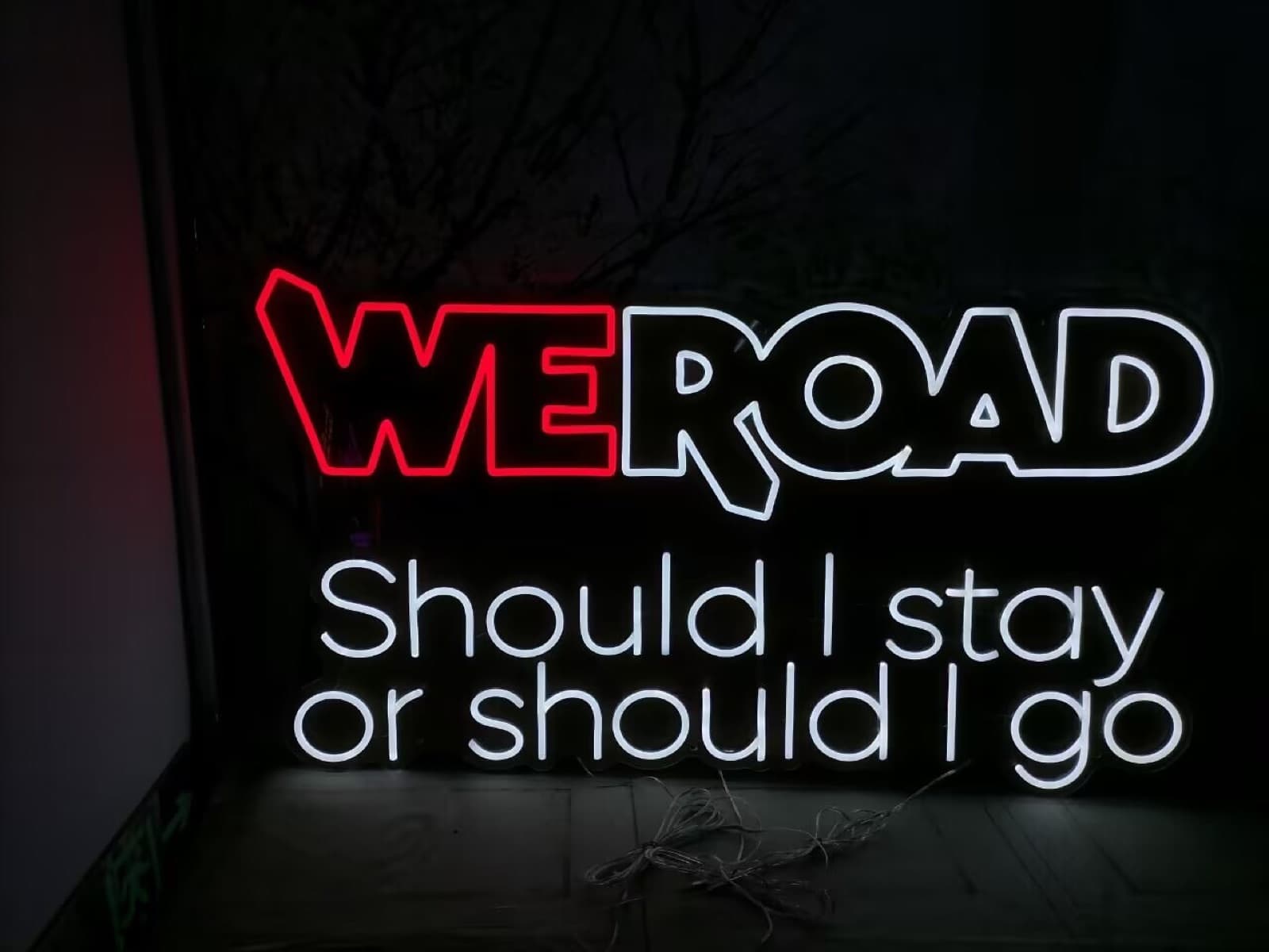 Néon bicolore WeRoad, Should I stay or should I go